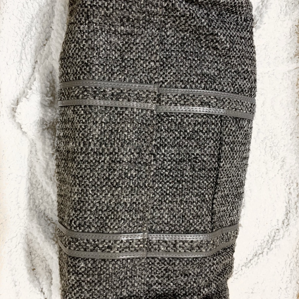 Gorgeous Oscar de la Renta Tweed Duffle Bag - Picture 7 of 8
